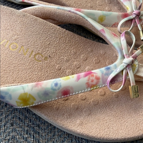VIONIC Multicolored Flowers Thong Flip Flop Orthaheel Technology Sandals Size: 7 - Picture 5 of 12